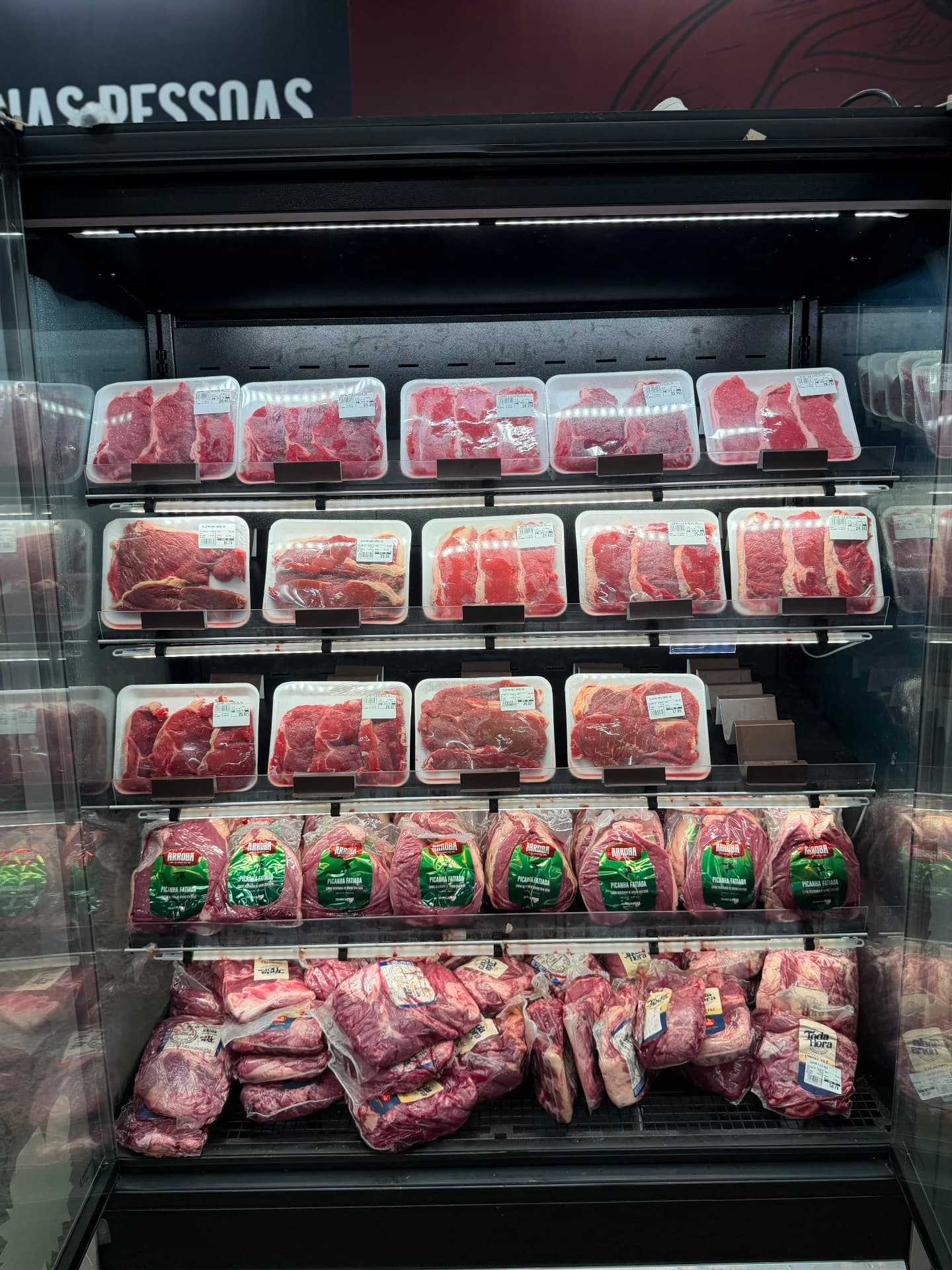 Vitrine refrigerada de carnes do Super Lagos Maricá