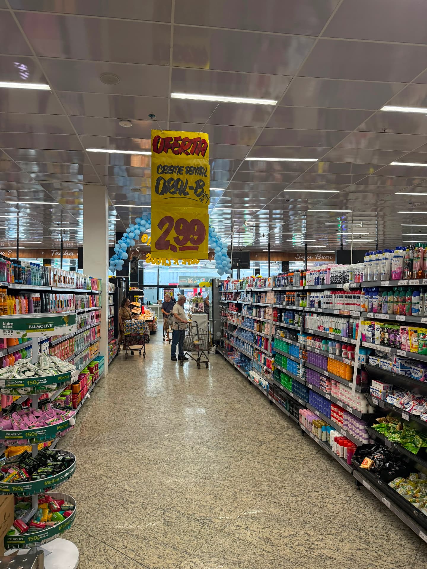 Corredor do Super Lagos Maricá com clientes fazendo compras
