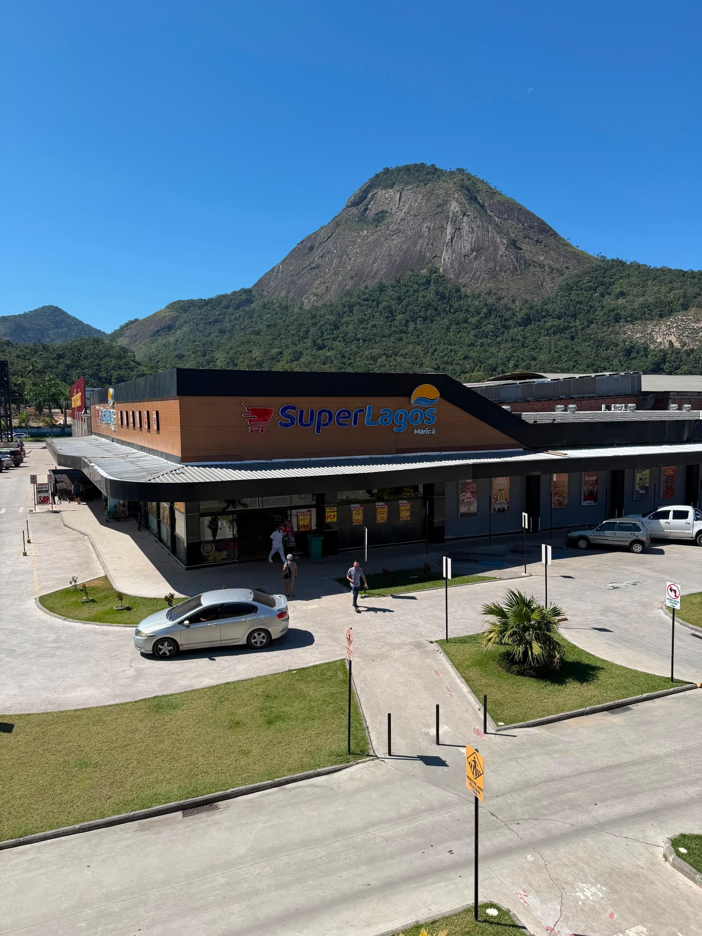Fachada completa do Super Lagos Maricá em Inoã, vista externa do mercado