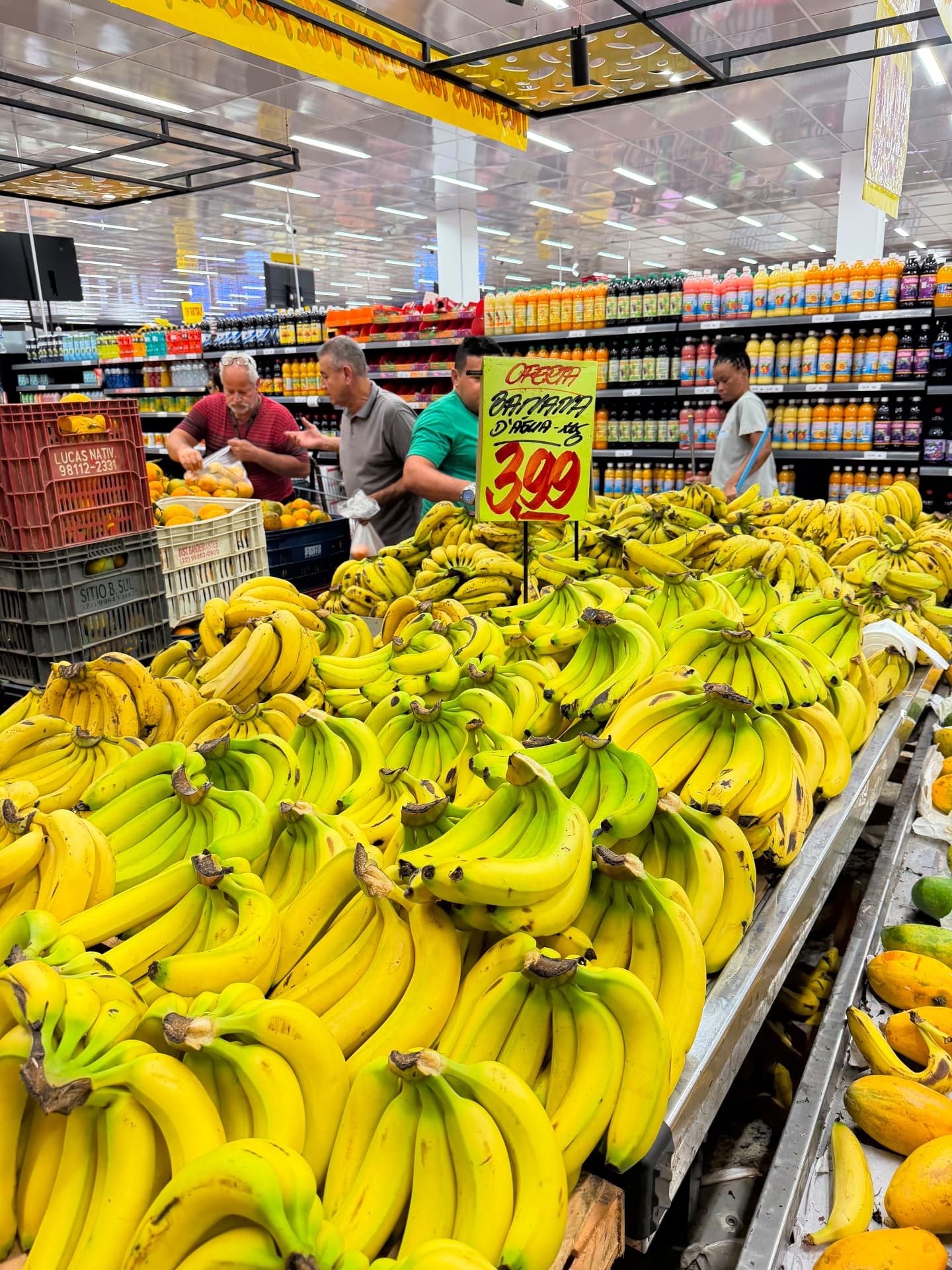 Bananas frescas em oferta no hortifruti do Super Lagos Maricá