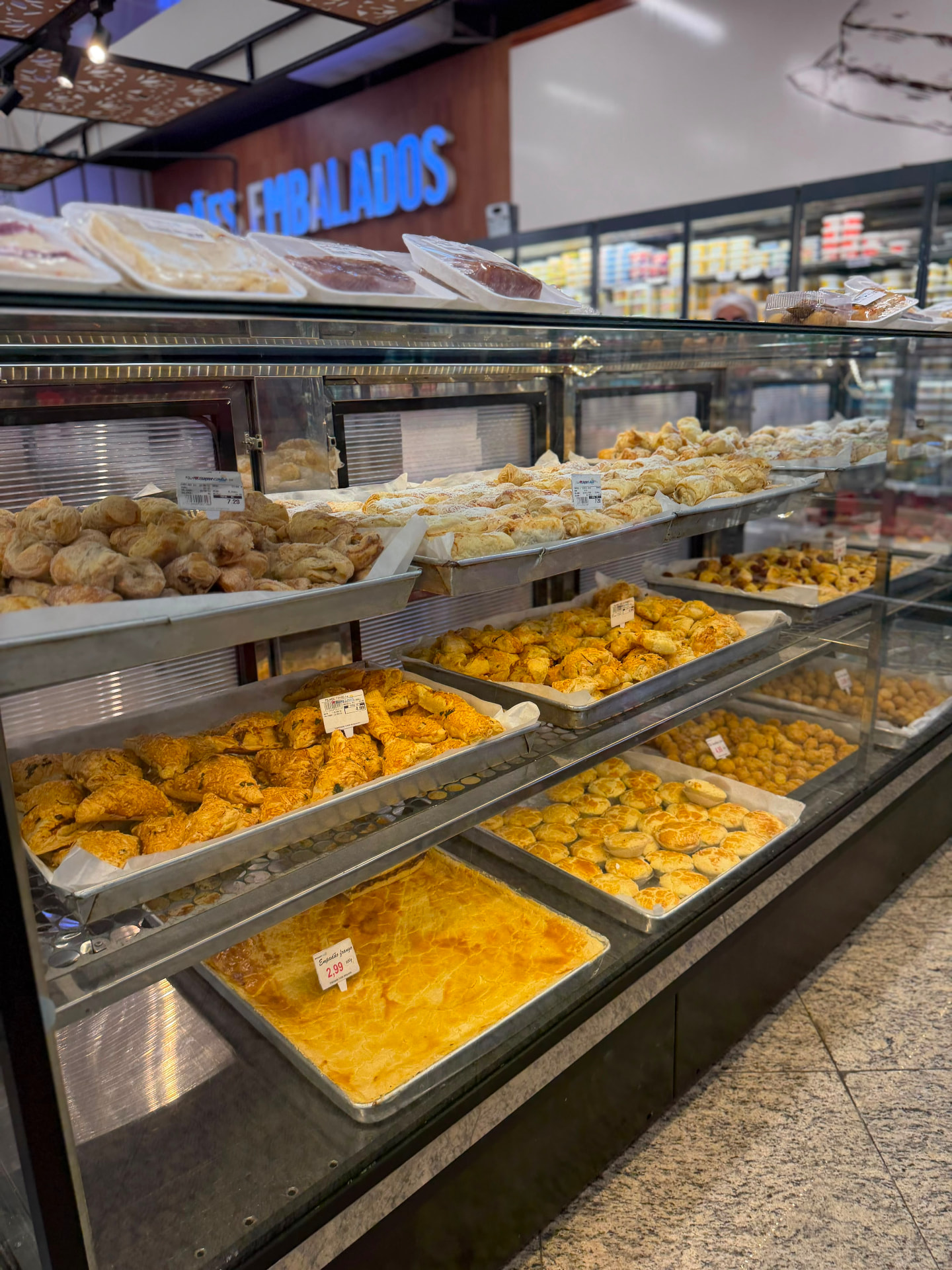 Vitrine da padaria do Super Lagos Maricá