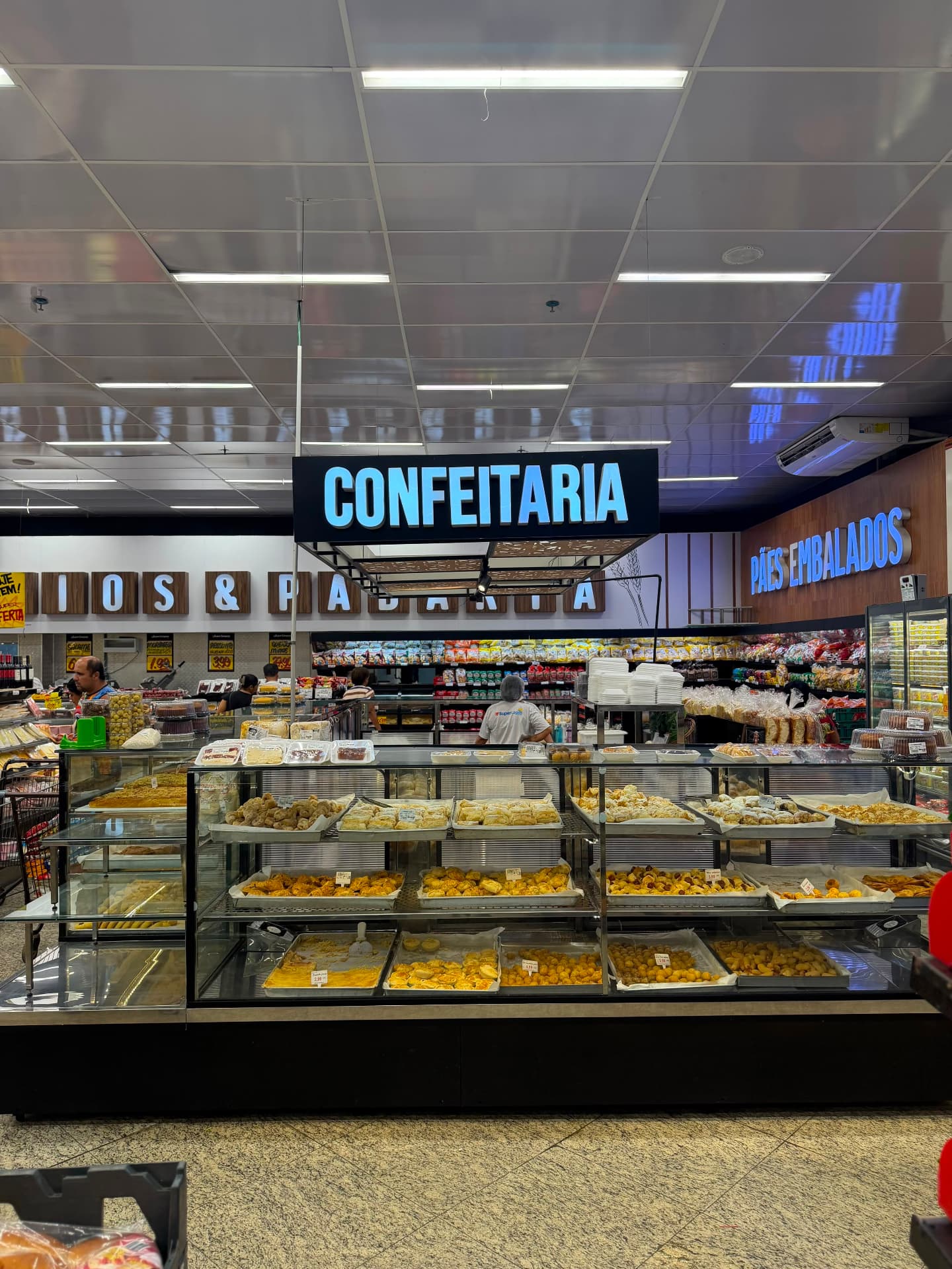 Vitrine da confeitaria com salgados, doces e folhados